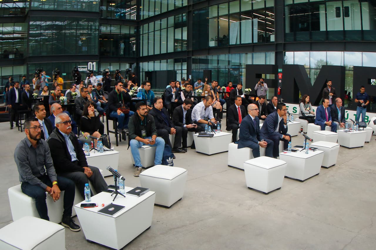 “El VAR
<b> </b>sí sirve. Si no lo tuviéramos, habríamos tenido 58 errores de los árbitros. No es una justicia al cien por ciento pero nos acerca a la justicia deportiva”, indicó el presidente de la Femexfut en sus instalaciones en Toluca ante un amplio grupo de periodistas y especialistas en fútbol.