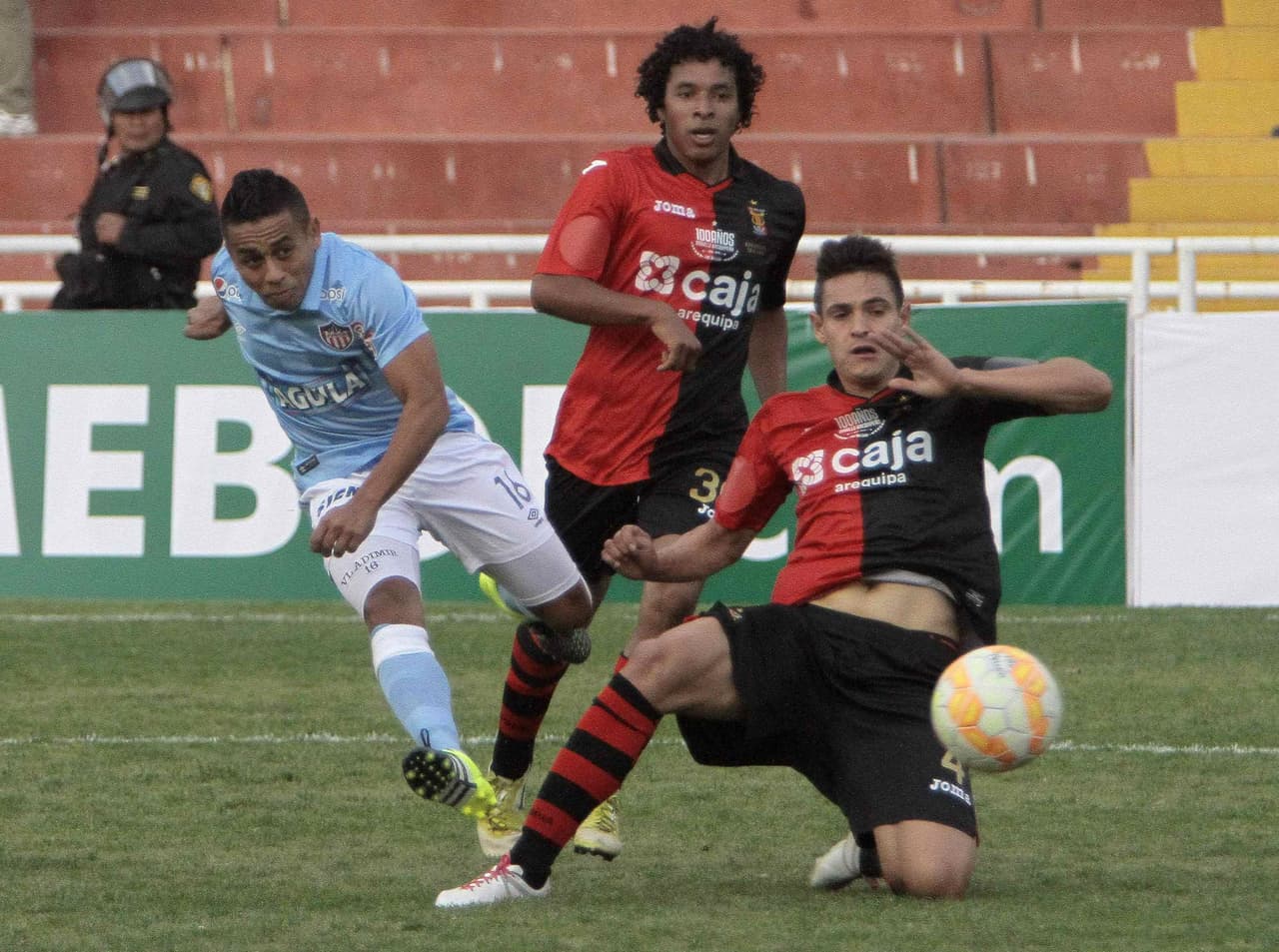 Al encontrar pocas oporutnidades en México, decidió buscar suerte en el futbol Perú con el 'Foot ball club Melgar'.