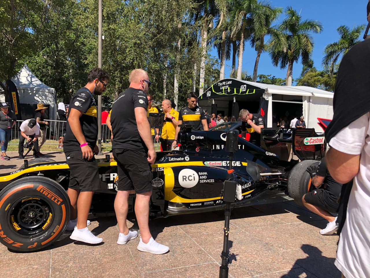 Los autos, que regularmente manejan Nico Hülkenberg y Carlos Sainz estaban al alcance de todos.