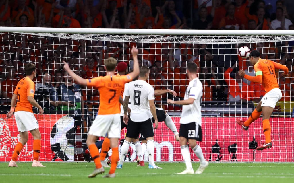 Van Dijk (izquierda), quien juega en el Liverpool, aprovechó un rebote en el travesaño para marcar de cabeza el primer gol de los neerlandeses.