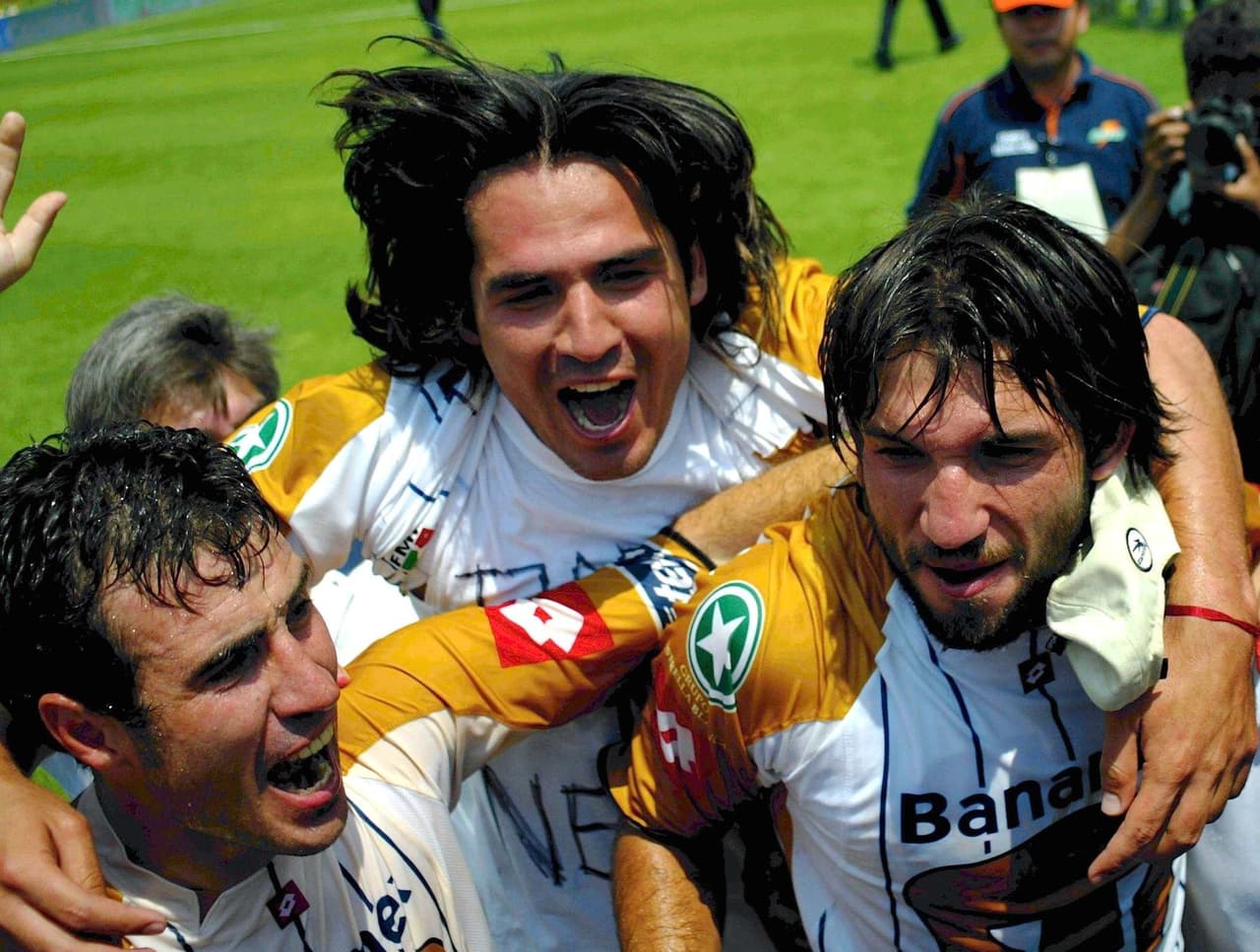 En esa época esta playera aparecía por todos lados como seña de identidad del orgullo universitario. Consigue todo de los Pumas en
<a href="http://bit.ly/UNAMJersey" target="_blank">Udnfanshop</a>.