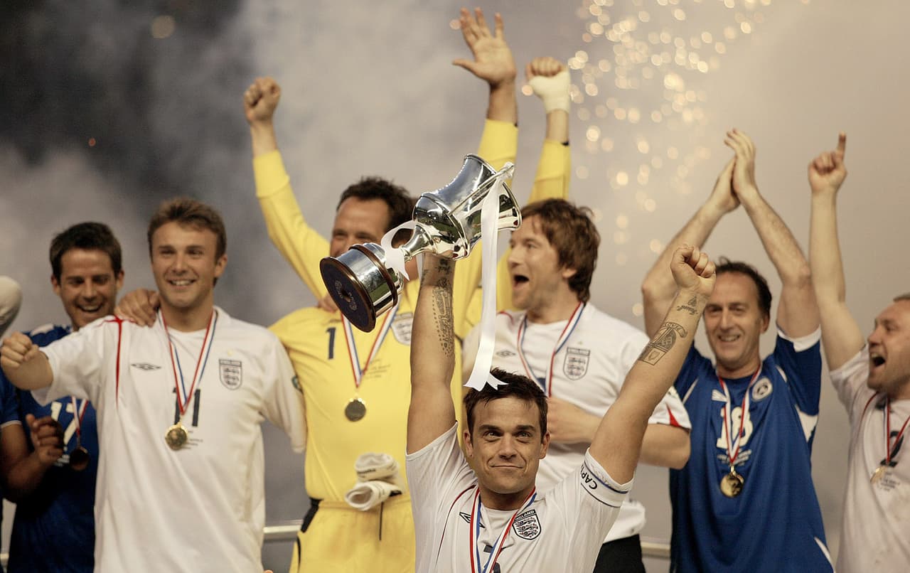 Pero eso no es todo. La leyenda del pop inglés llevó su pasión por el futbol más allá. En 2006, junto a Jonathan Wilkes, creó un evento futbolístico con la intención de recaudar fondos para Unicef y así poder beneficiar a los niños del Reino Unido en situación vulnerable.