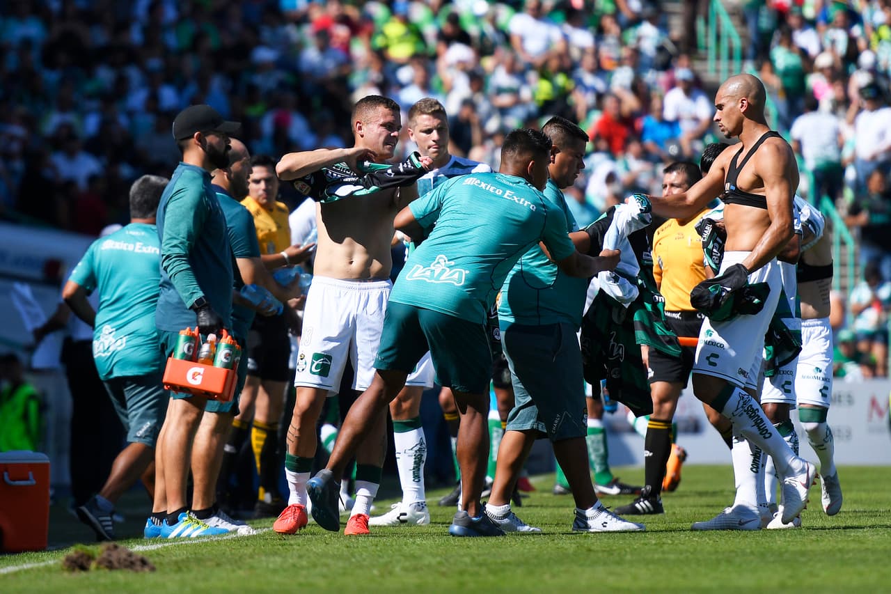 Al 27', durante la pausa de hidratación, Santos cambió de uniforme y jugó con su jersey negro.