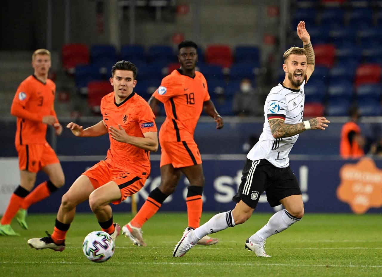 Alemania se impone a Holanda 2-1 durante la Semifinal de la Eurocopa Sub-21 y pasa a la final. Florian Wirtz, con doblete, le daba la ventaja a la escuadara alemana a escasos minutos de haber empezado el encuentro. Fue hasta la segunda mitad que la 'Naranja Mecánica' anotó gol por parte de Perr Schuurs sin lograr el empate.