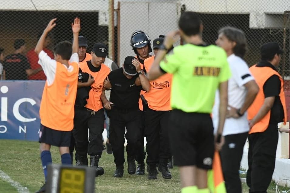 Un agente de la policía de la provincia de Santa Fe resultó herido durante los hechos de violencia.