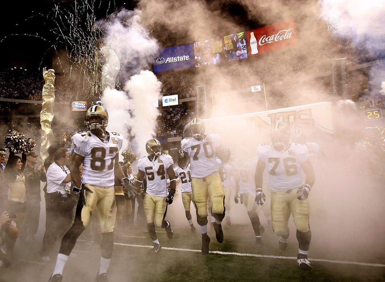 <b>Renacimiento</b>
<br>Los jugadores de los Santos de Nueva Orleans al saltar al campo para su partido contra los Halcones de Atlanta Falcons en el recién reabierto Superdome de Nueva Orleans el lunes 25 de septiembre del 2006.