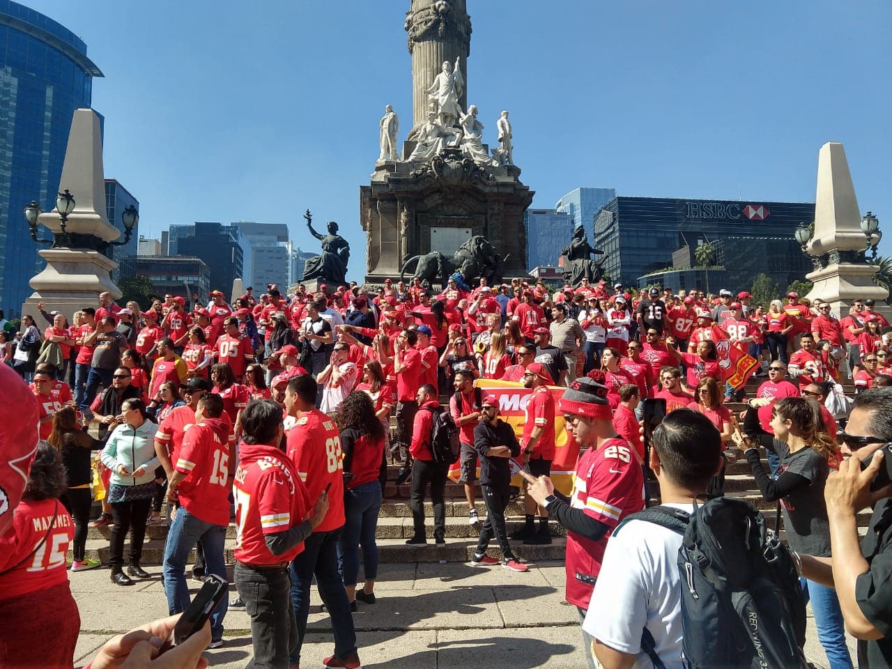 Al menos un centenar de seguidores de los Chiefs se apoderaron del monumento del Ángel de la Independencia tras realizar un viaje que les salía más caro cancelar.