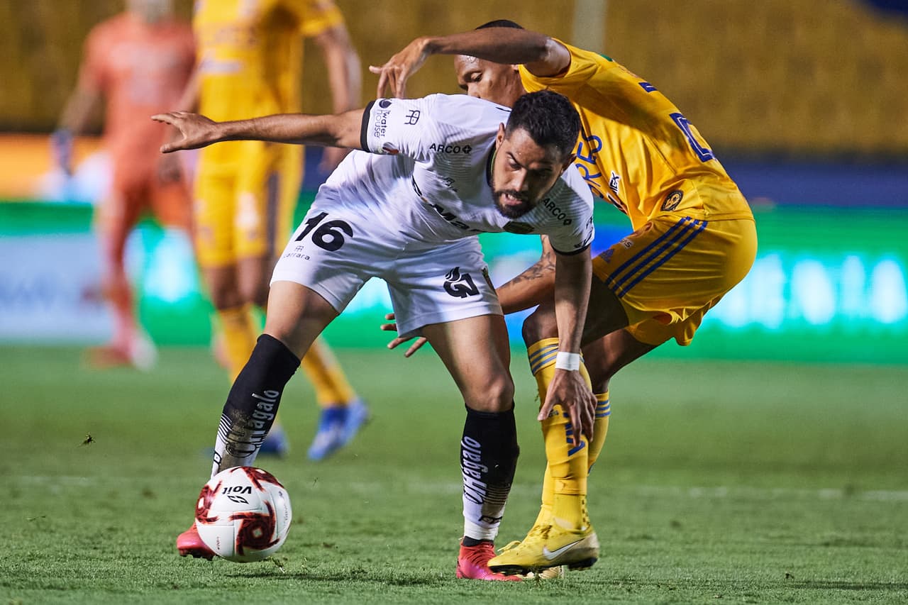 Joaquín Esquivel logra salir de la marca de Luis Quiñones para después descargar con su compañero Mauro Fernández.