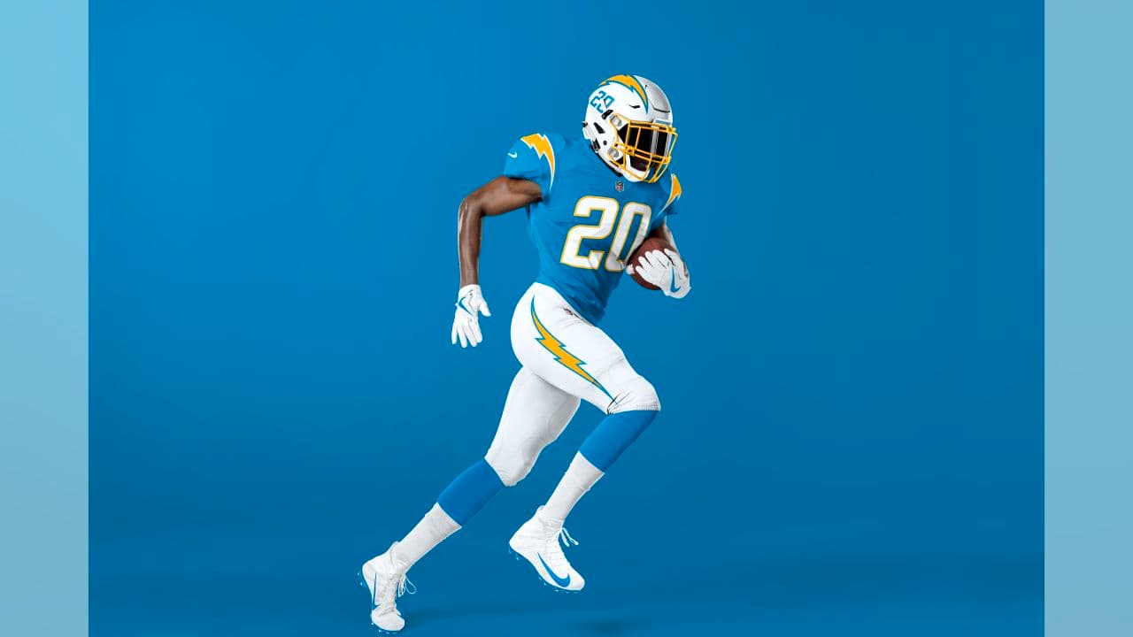 Reviven los números en el casco de los jugadores, muy al estilo de 1960 y con los contornos de un solo color.