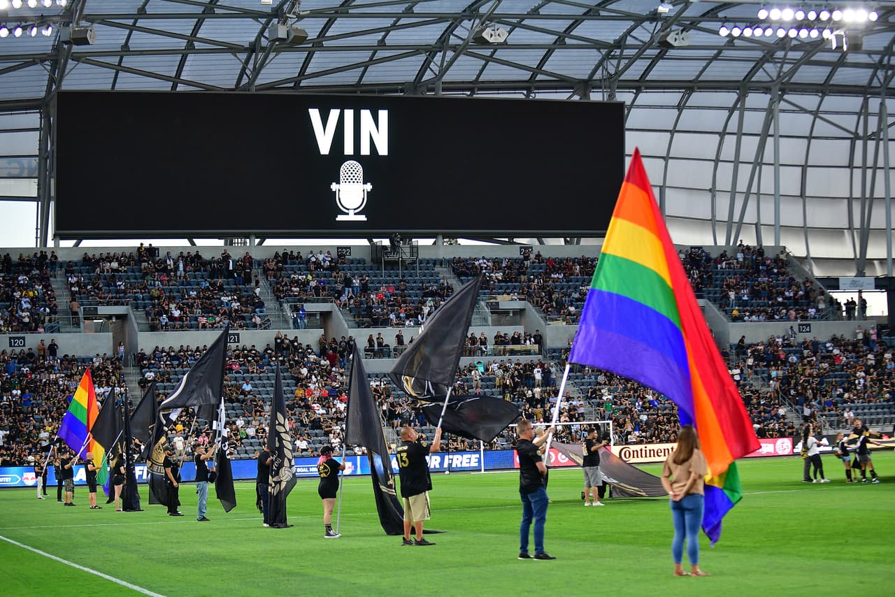 Todo el Banc of California Stadium rindió homenaje a Vin Scully, narrador de los partidos de Los Angeles Dodgers, fallecido días atrás.
<br>