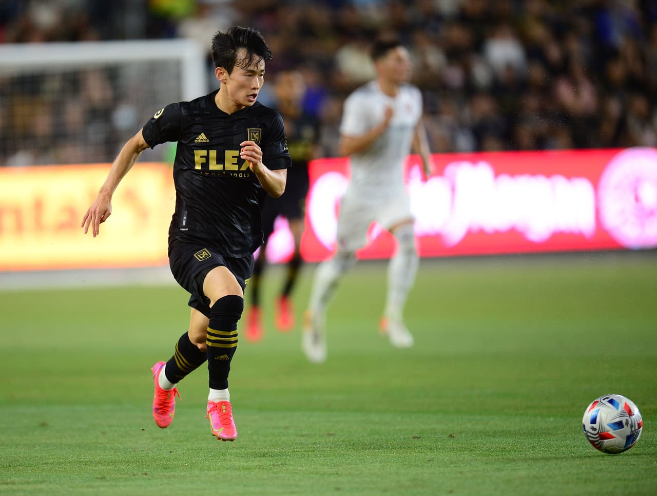 Defensa de tres integrantes, con el surcoreano Kim Moon-Hwan (LAFC) dando muestras convincentes de que es un jugador que puede explotar su talento bajo las órdenes de Bob Bradley.
<br>