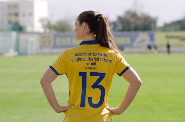 "Todos tienen derecho a sus derechos, el derecho de toda persona a su derecha" - Las jugadoras del equipo sueco eligieron los tuits entre mujeres destacadas de su país en una iniciativa de la Federación de Futbol por entregarle un mensaje inspirador a las jóvenes de su país.
