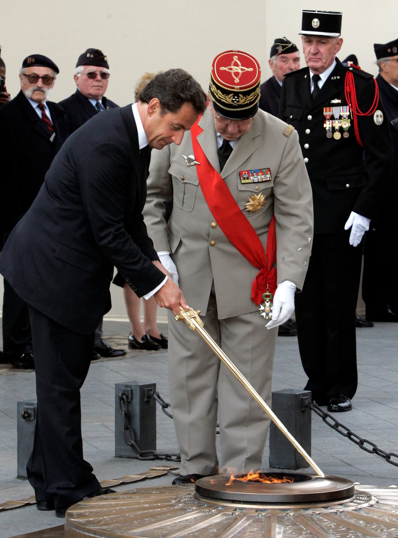 Al no aguantar sus ganas de ir al baño, el aficionado mexicano decidió usar el Arco del Triunfo como su sanitario.