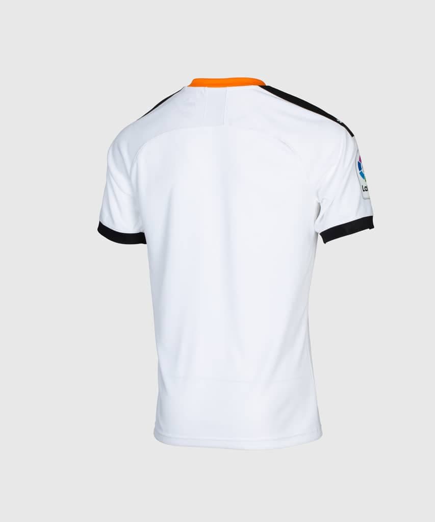 El Valencia C.F. ahora vestirá con Puma después de dejar su contrato con Adidas. Las nuevas prendas del equipo valenciano destacan por sus detalles naranja y negro. Sin duda, una gran manera de regresar a la UEFA Champions League.