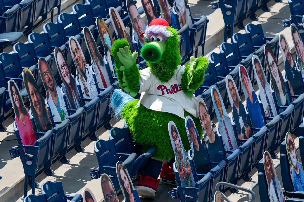 Phillie Phanatic interactúa con fanáticos de cartón durante el partido.