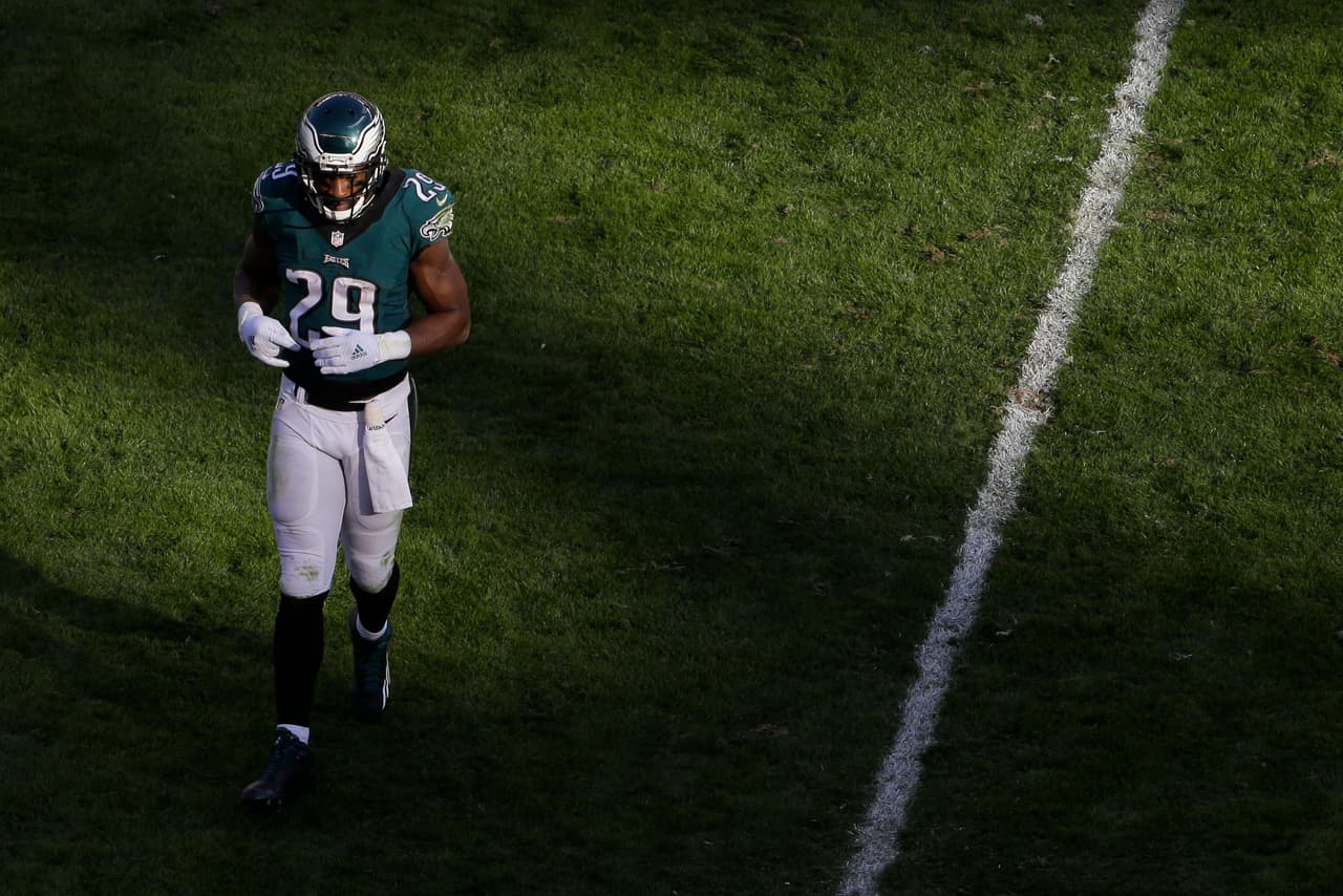 ... Una inversión de ese tamaño no puede fallar, inclusive si eso significa volver a construr a tu ofensiva para adecuarse a las fortalezas de Murray tras verse superado por Ryan Mathews y Darren Sproles en su equipo al principio de la temporada. Murray es un corredor poderoso que sufre en sus movimientos laterales. Los Eagles debieron notar esto para su ataque en un sistema 'spread'.