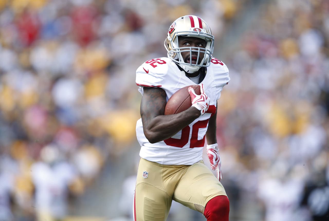 ... Mientras tanto, los 49ers han desperdiciado la habilidad de estirar el campo del este receptor, por la nula precisión en los envíos largos del quarterback Colin Kaepernick. Al menos 50 receptores y alas cerradas han producido más jugadas de al menos 20 yardas de ganacia que Smith en esta campaña.