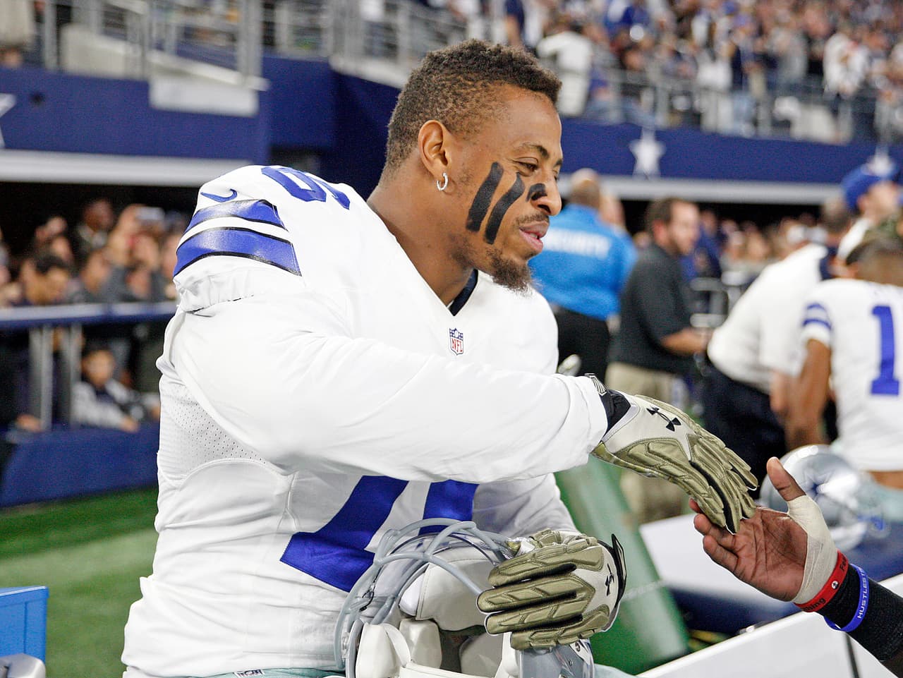 10. Greg Hardy, Dallas Cowboys, ala defensivo: En los Estados Unidos de América gustan las historia de redención. Se le dan segundas oportunidades a las personas realmente arrepentidas de malas decisiones que han puesto en jaque sus vidas...