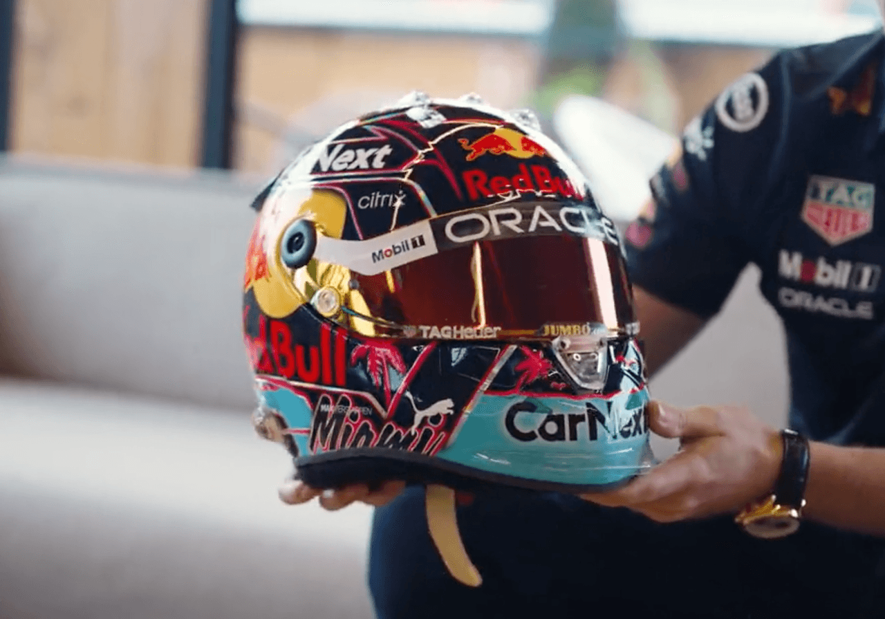 Max Verstappen pidió un diseño que hiciera homenaje al sabor de Miami, por lo que tendrá colores azul marino y azul claro, así como acentos rosas.