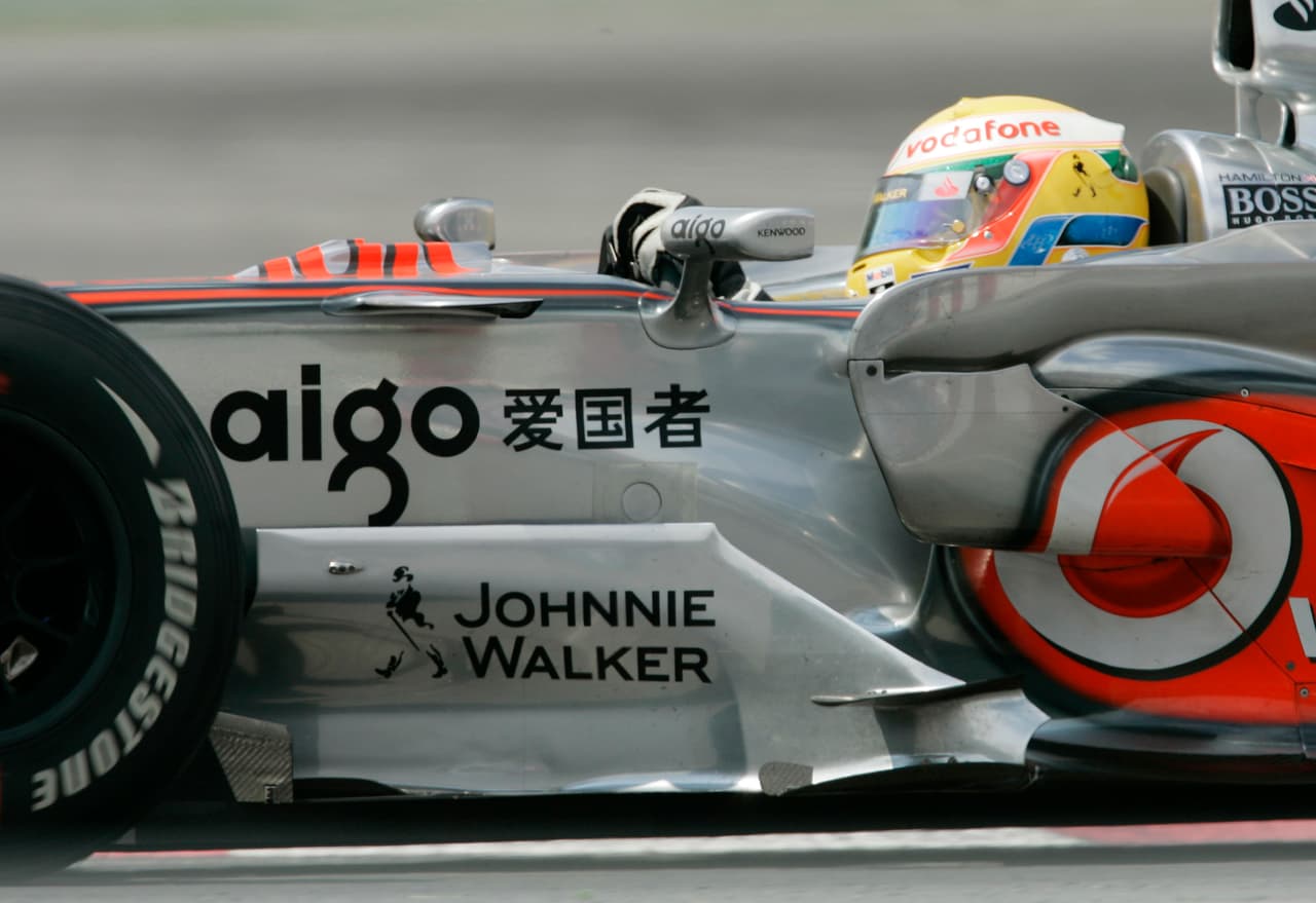 Se relanza la carrera y Fernando Alonso comenzaba a atacar con todo. Llegó la mala suerte para otros corredores y Fisichella y Massa reciben a bandera negra al no respetar el semáforo rojo a la salida de boxes, por lo que terminó su participación en el Premio.