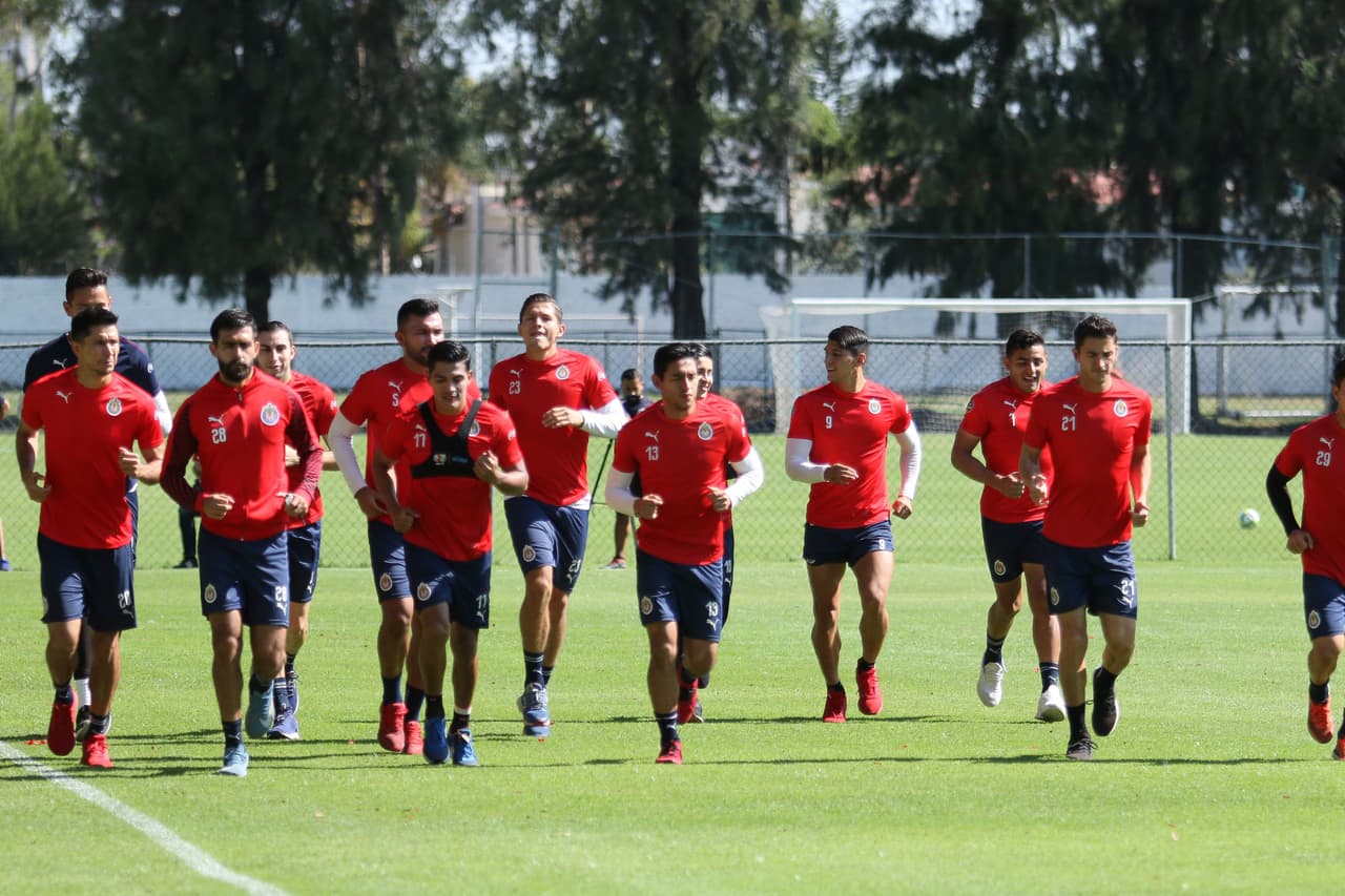 El semblante en el entrenamiento de Chivas de Guadalajara en Chivas Verde Valle es un reflejo de la situación futbolístic del equipo, una crisis que el técnico Tomas Boy aún no logra revertir.
