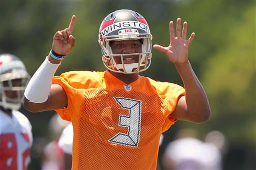 Las mejores tomas del novato egresado de Florida State y que fuera elegido N°1 global el pasado Draft por los Buccaneers (AP-NFL).