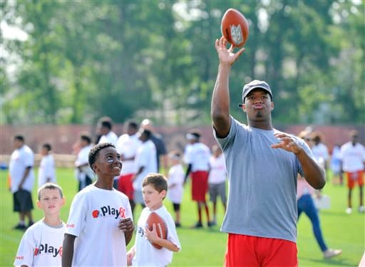 Las mejores tomas del novato egresado de Florida State y que fuera elegido N°1 global el pasado Draft por los Buccaneers (AP-NFL).