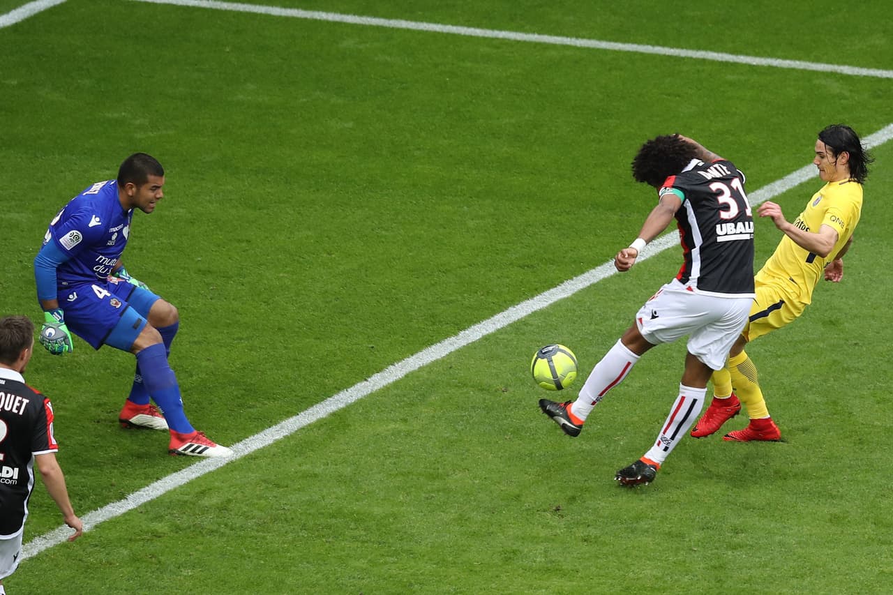 Los parisinos, con Édinson Cavani, se acercaban poco a poco al área del Niza pero Dante llegaba a tiempo para rechazar la pelota.