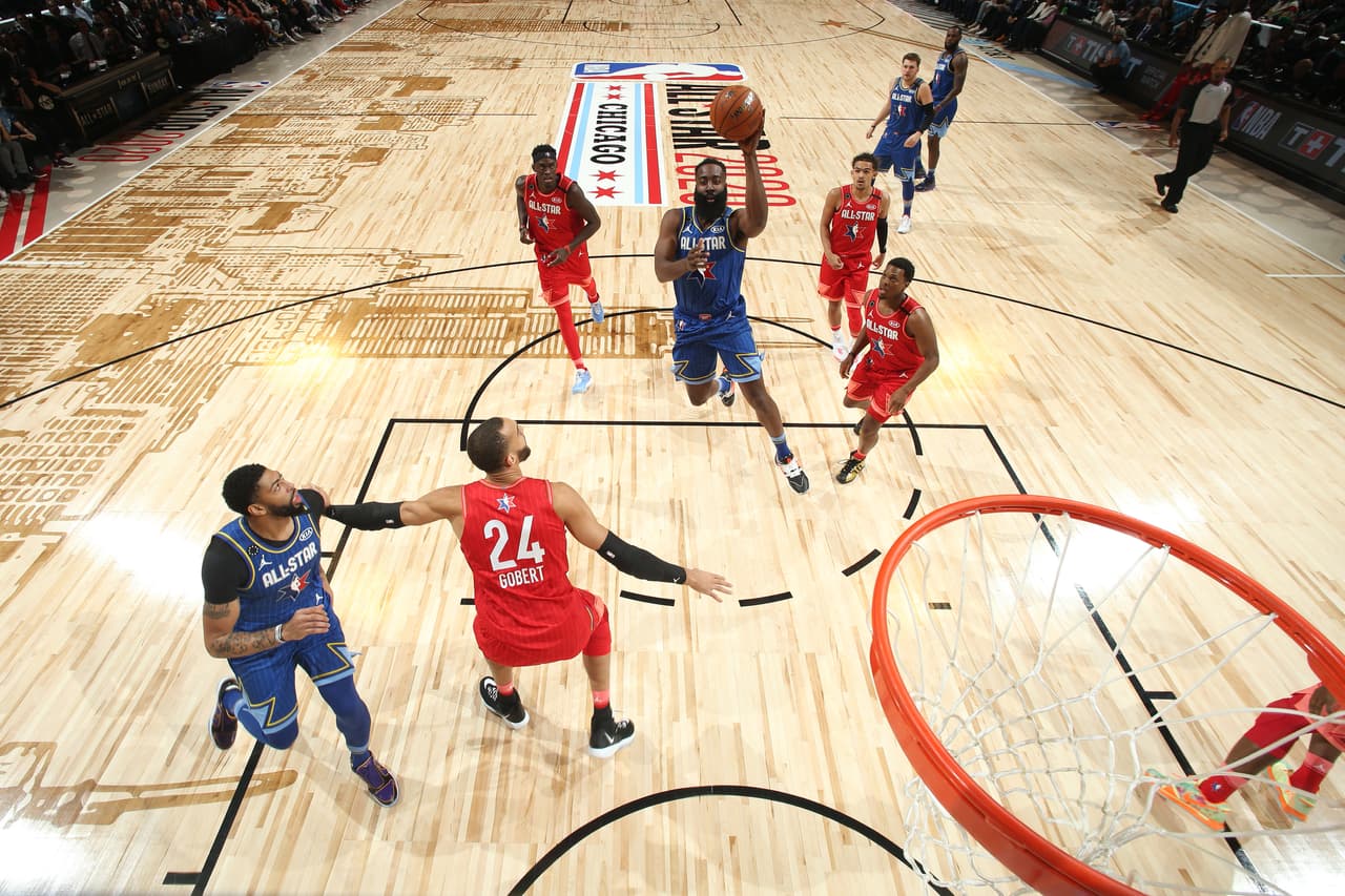 Este nuevo formato del NBA All-Star Game dio bueno frutos pues el cotejo se desarrolló con intensidad y ambos equipos buscaron el triunfo a toda costa. Finalmente Team LeBron se impuso 157 a 155 ante Team Giannis ¡Estas fotos son para enmarcar!