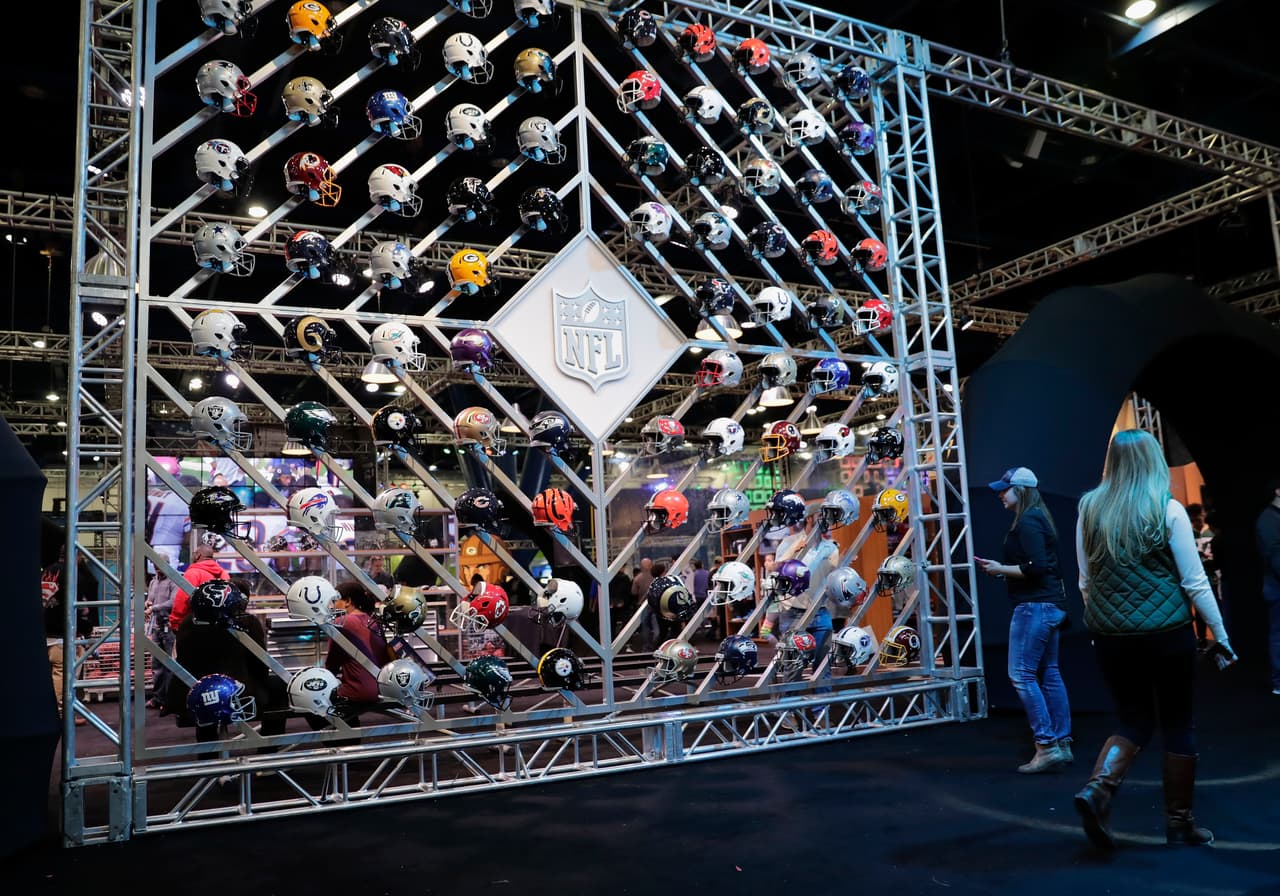 En la exposición tambiñen es posible ver los cascos de todos los equipos de la NFL.