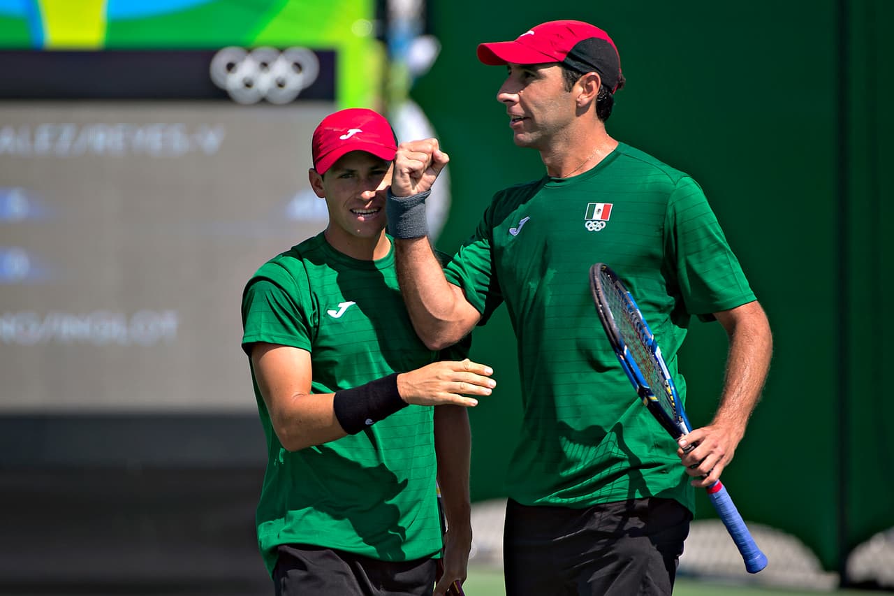 González fue campeón panamericano de dobles masculino en 2003, bronce en 2007 y campeón de dobles mixtos en 2011 en Guadalajara.