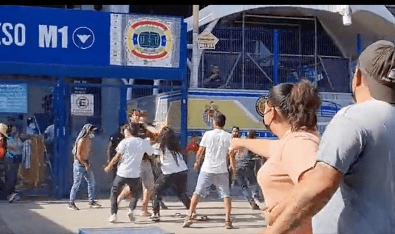 Venta de boletos detona violencia en el Jalisco; se escucha aparente arma de fuego