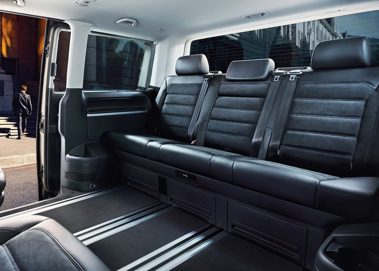 Aquí juega a su favor el espacio y la configuración de los asientos. La unidad de Mbappé incluso cuenta con vidrios polarizados para una mayor privacidad mientras circula por las vías públicas. Por lo visto, Volkswagen es una de las marcas favoritas del jugador... o tal vez a él le da igual y son los choferes quienes prefieren esta línea de vehículos.