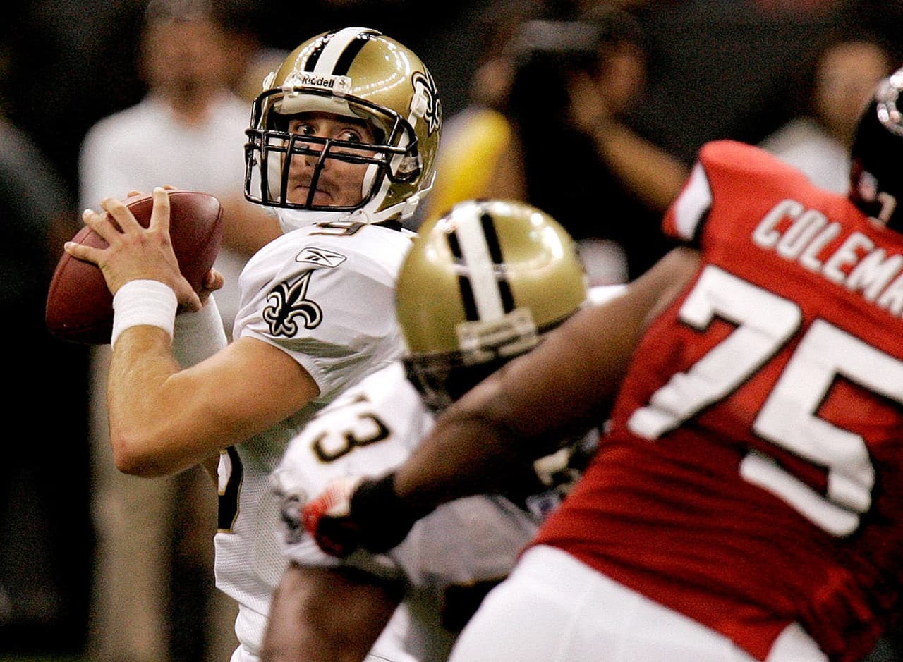 <b>Renacimiento</b>
<br>El quarterback de los New Orleans Saints, Drew Brees (9), observa hacia campo abierto en una jugada durante la primera mitad del encuentro en el Superdome de Nueva Orleans el lunes 25 de septiembre del 2006.