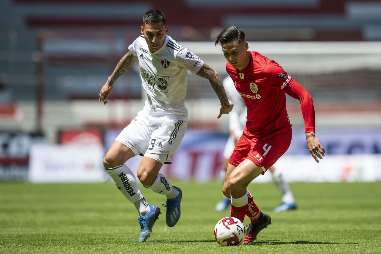 El partido se empata 1-1 y ambos equipos tratan de defender su zona.