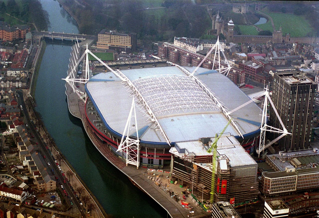 El estadio Millenium tiene techo retractil que para abrir o cerrar requiere 20 minutos, pero para esta final de Champions League se decidió que se estará cerrado.