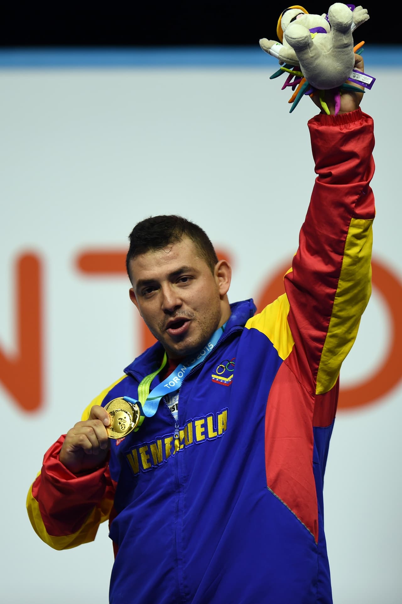 El autoproclamado "Guerrero" del estado andino de Trujillo hizo el miércoles que se escuchase el himno de su país por primera vez en lo que va de estos Juegos Panamericanos al imponerse en la final de 105 kilos del levantamiento de pesas.