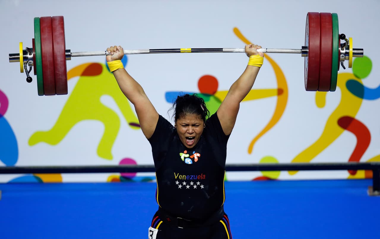 Espinosa libró en la etapa de dos tiempos un duelo con su compatriota Nayury Pérez, quien acabó con la plata. La ecuatoriana Seledina Nieve se metió al podio al asegurarse el bronce.