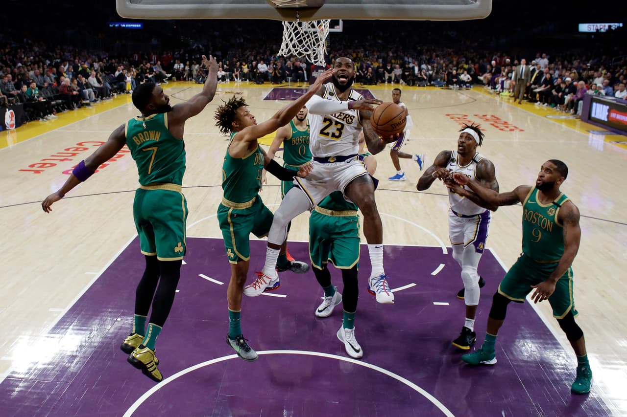 Los Angeles Lakers siguen superando a sus oponentes por un rango de puntos muy alto, simplemente el fin de semana lo lograron con 37 puntos en tan sólo 35 minutos con Anthony Davis en el centro.