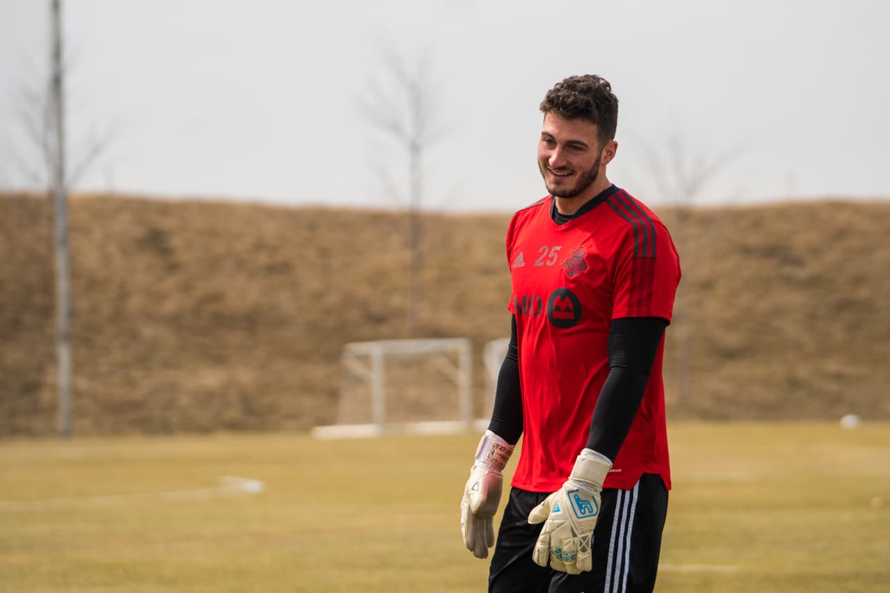 Igual que el arquero Alex Bono.