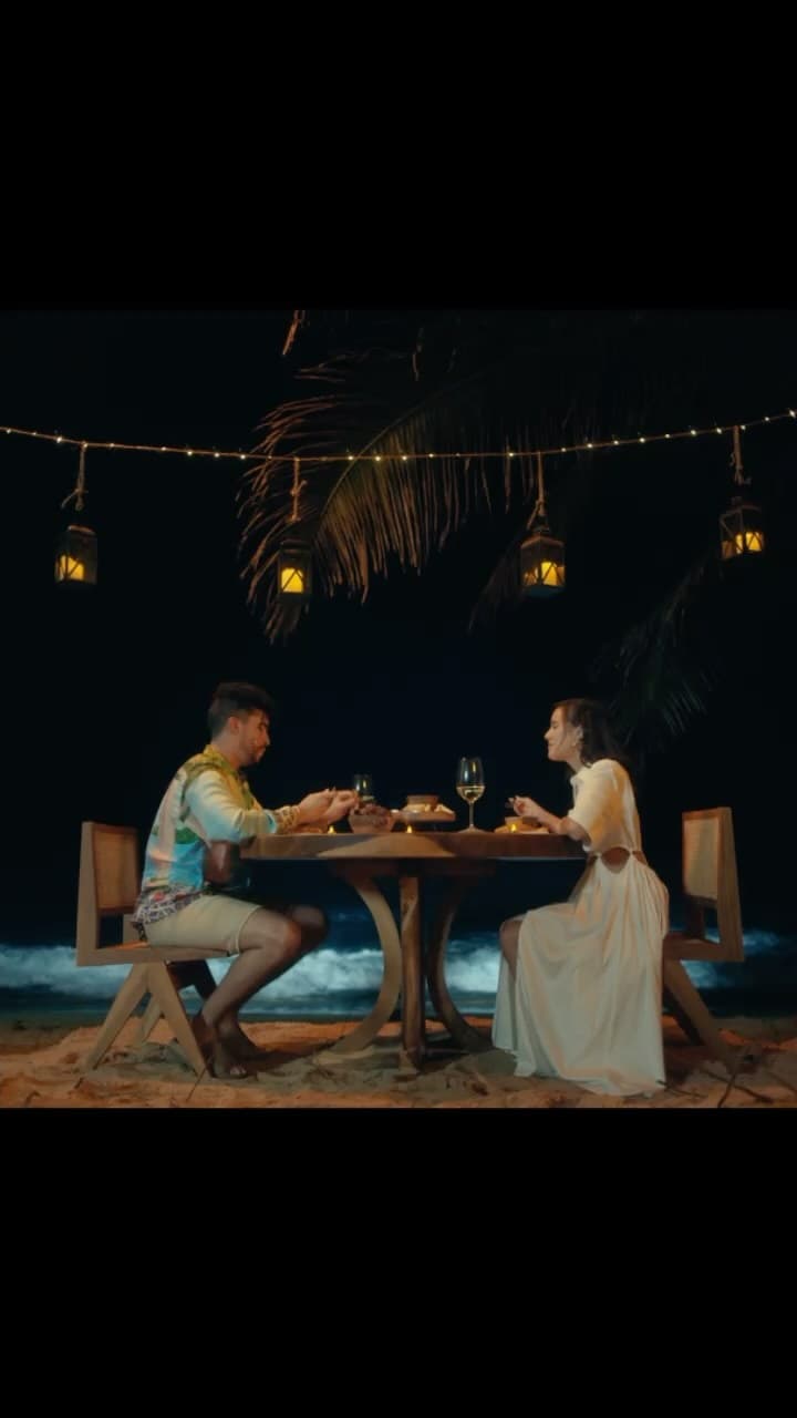 Bad Bunny anunció su próximo "World's Hottest Tour" el lunes en Instagram junto con su novia Gabriela Berlingeri y el actor español Mario Casas en un ambiente tropical.
