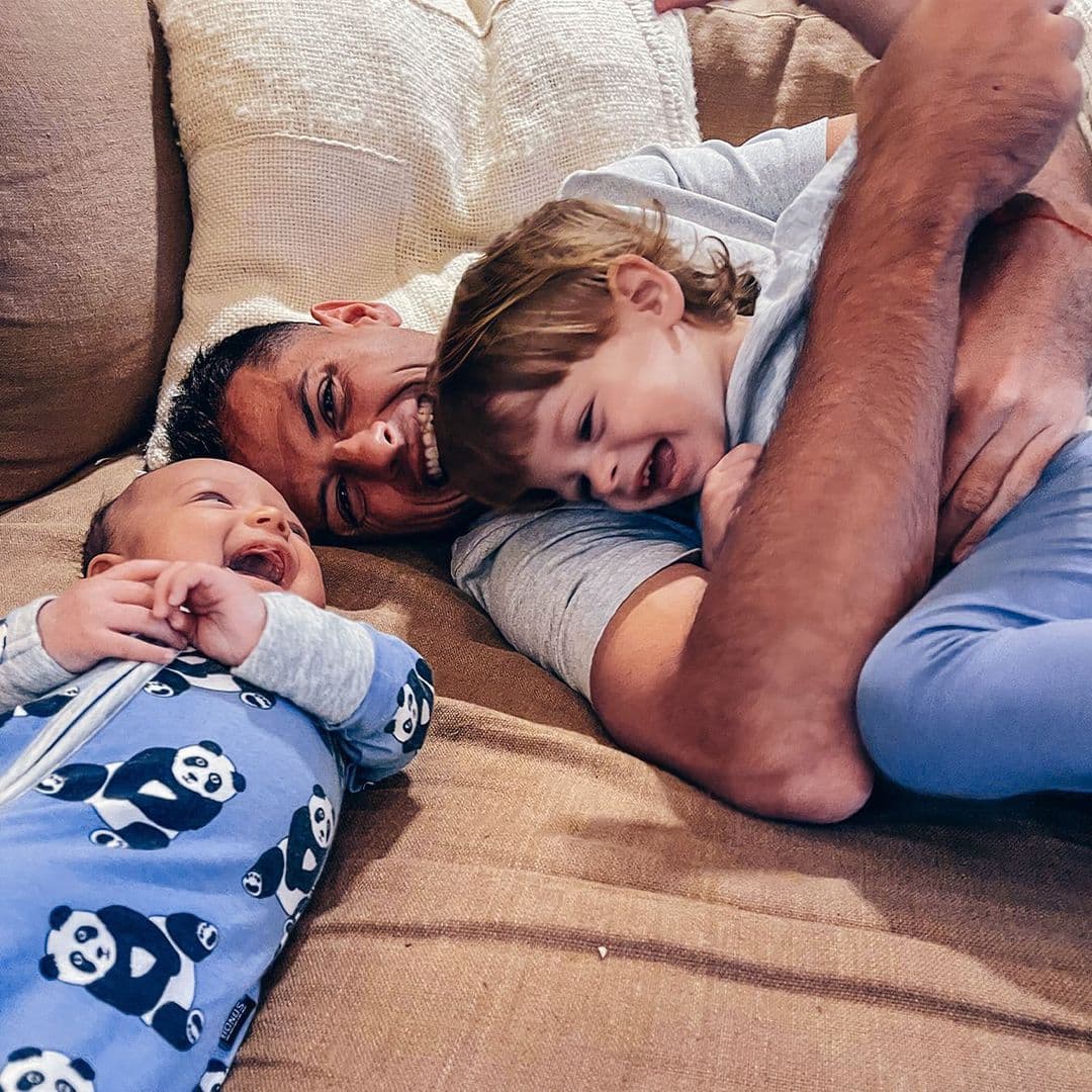 Sin embargo, las únicas voces oficiales que se han escuchado fueron para desmentir que la australiana le fue infiel a Chicharito con su amigo personal y coach de vida, Diego Dreyfus.