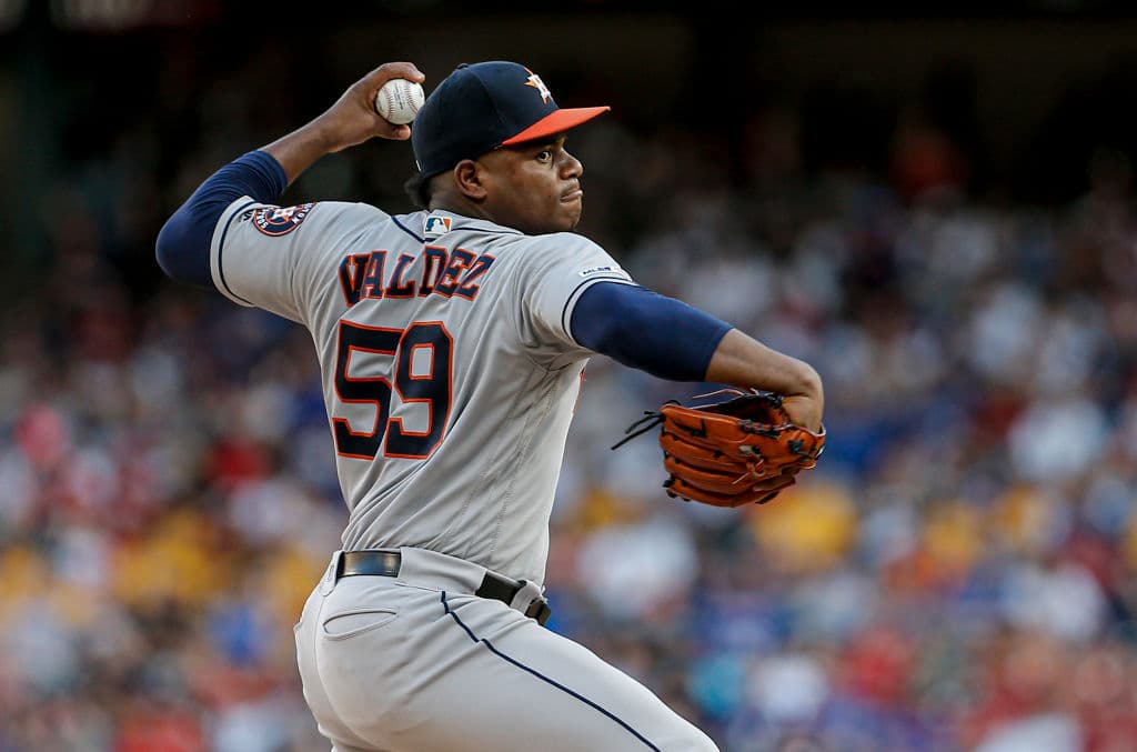 El abridor dominicano Framber Valdez (3-5) no pudo siquiera completar el primer inning, cuando Texas lo apaleó con cuatro carreras. El zurdo de 25 años cargó con la derrota al recibir cuatro imparables y ceder tres bases por bolas en dos tercios de entrada.