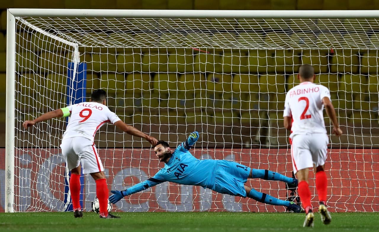 A pesar de que Falcao erró penalti y no pudo alargar su cuenta goleadora, Mónaco venció 2-1 Tottenham Hospur y se aseguró un lugar en segunda ronda.