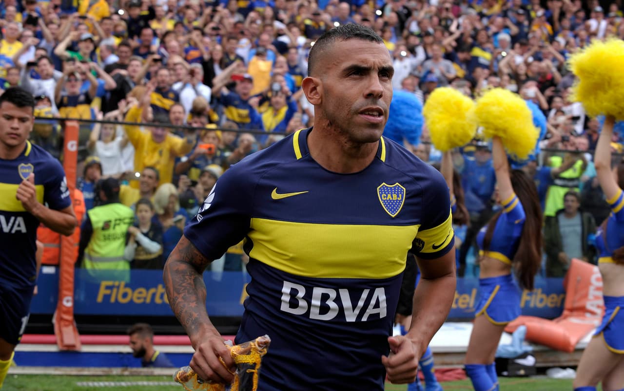 Boca Juniors' forward Carlos Tevez enters the field before their Argentina First Division football match against Colon, at La Bombonera stadium, in Buenos Aires, on December 18, 2016. / AFP / ALEJANDRO PAGNI (Photo credit should read ALEJANDRO PAGNI/AFP/Getty Images)