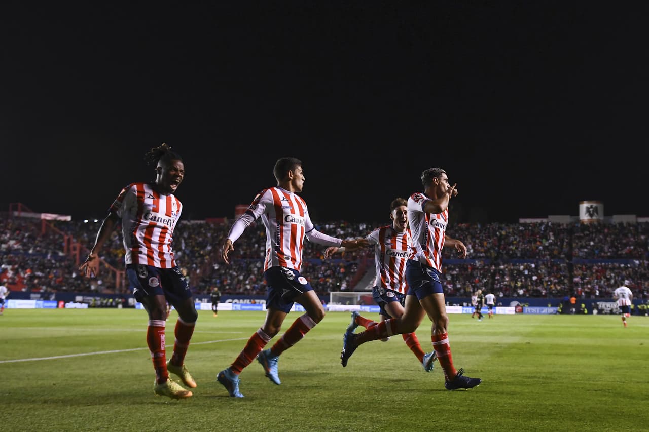Leaño respira… Chivas tuvo una bravía reacción en el segundo tiempo y rescató el empate tras un inicio desastroso que Atlético de San Luis no supo sostener.