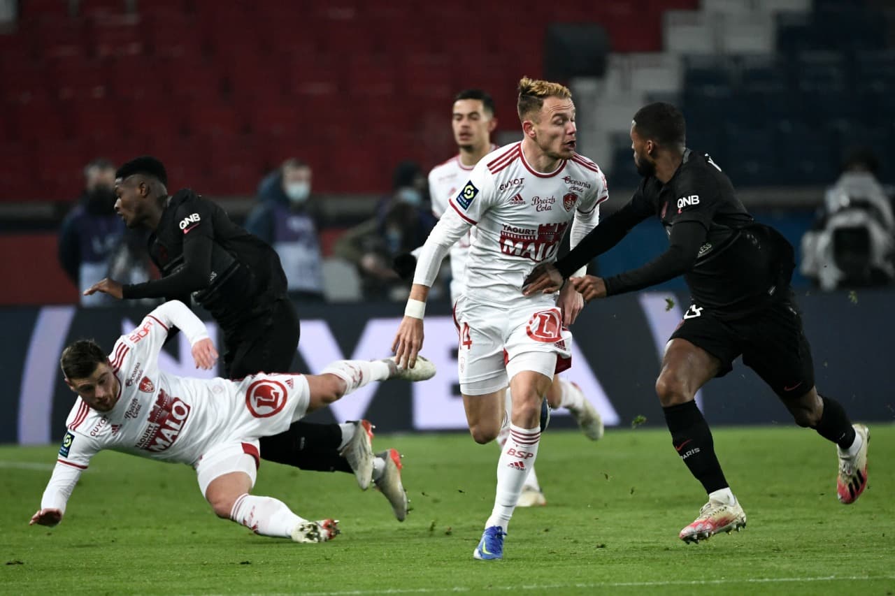 PSG no quiere complicar su liderato y de la mano de Kylian Mbappé caminan a la victoria 2-0 sobre el Stade Brestois.