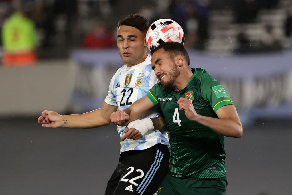 Con un asombroso hat trick de Lionel Messi, Argentina golea 3-0 a Bolivia y se sitúan en la segunda plaza de manera solitaria.