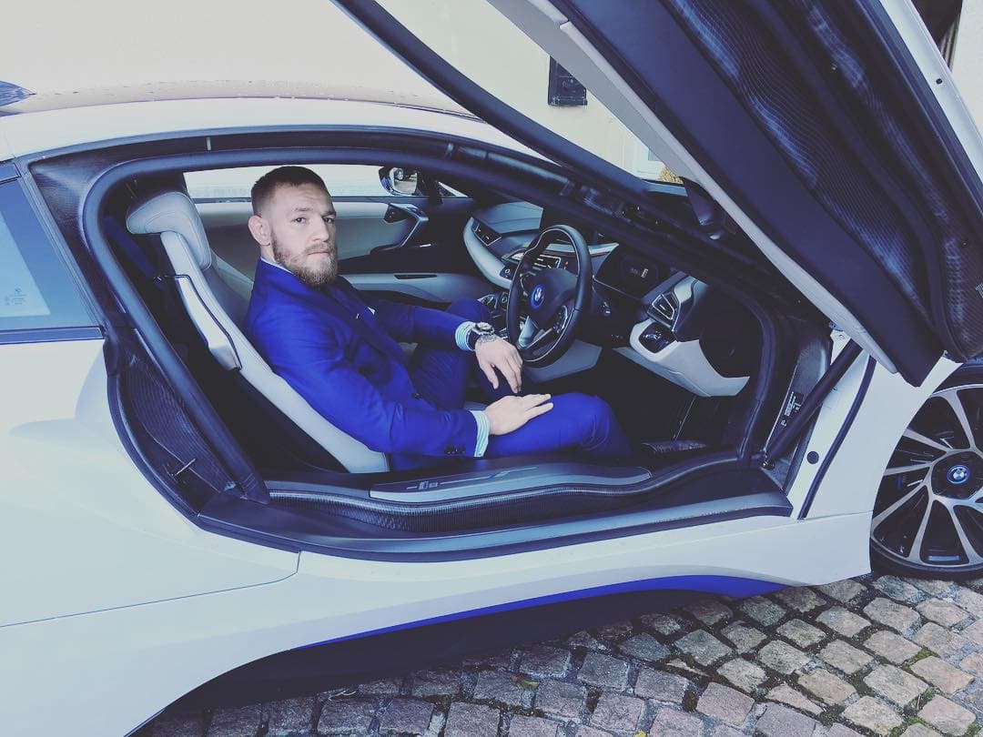 Conor McGregor es un célebre luchador irlandés de la UFC, que además posee un gran gusto por los autos. Su colección empieza con este BMW i8.