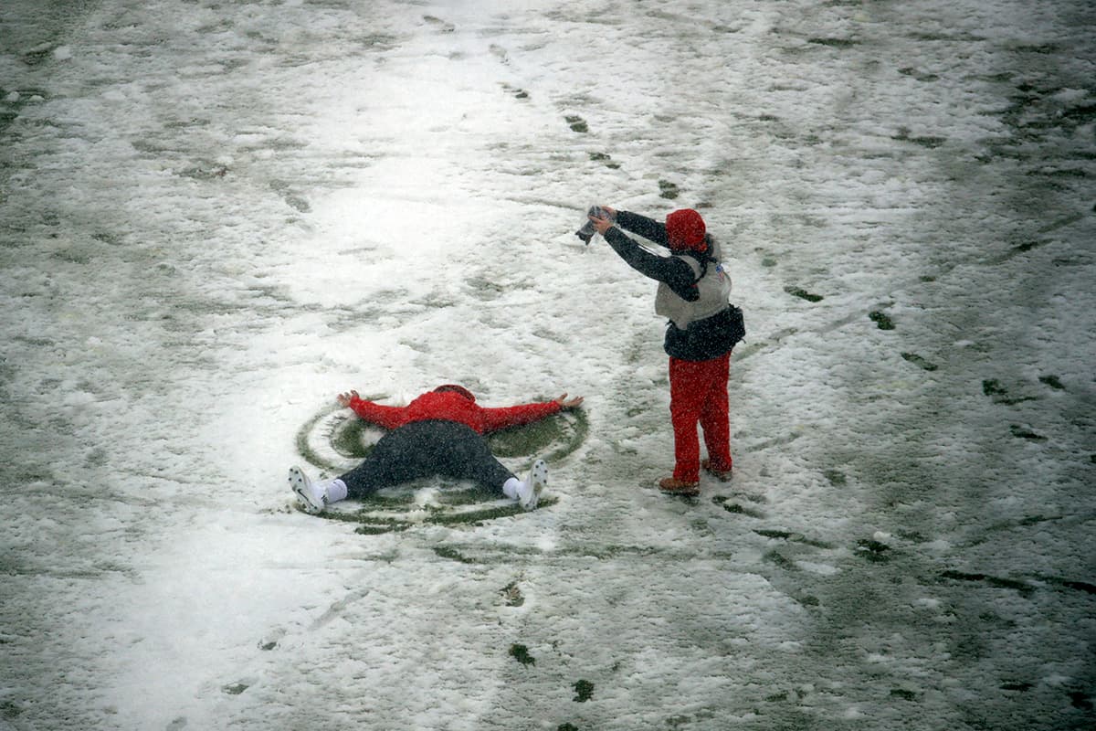 Ya en la cancha, el jugador de los Chiefs Derrick Nnadi (izquierda) aprovechó para hacer angelitos en la nieve.